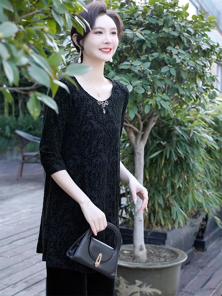 探寻时尚：黑色金丝绒印花上衣的独特风情 500596-61