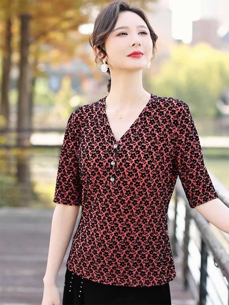 The Treasure in a Middle - aged Woman's Wardrobe | Leopard - print V - neck Medium - sleeved Blouse    820511-70