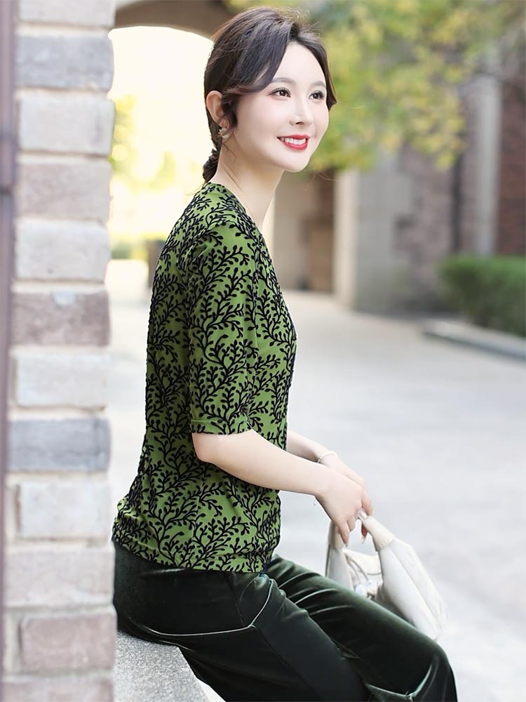 绿影摇曳 ： 莱花秀 V 领中袖上衣新风尚  820596-32