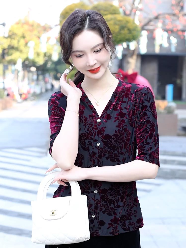 红黑交织的优雅：莱花秀复古印花上衣 820698-18