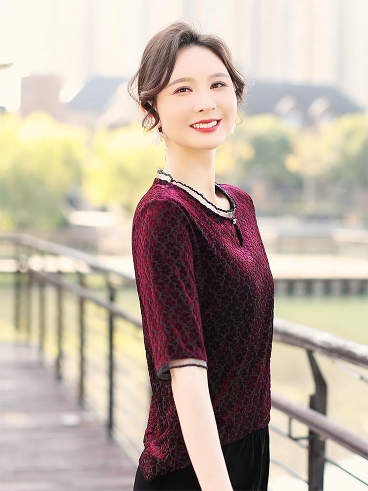酒红豹影：绒面豹纹上衣的奢华格调   860611-18